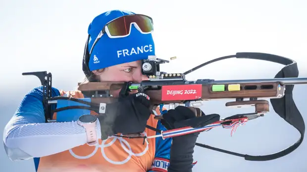 Французская биатлонистка Бреза-Буше выиграла масс-старт на ОИ-2022