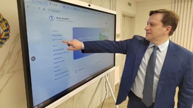 Дмитрий Попов презентует цифровую платформу / Фото: amic.ru