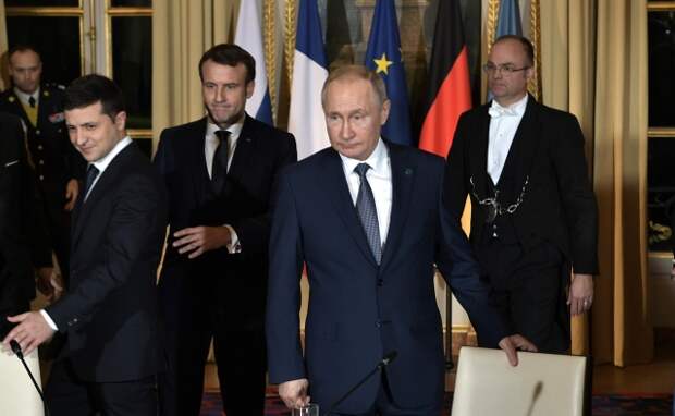 Президент России Владимир Путин и президент Украины Владимир Зеленский перед началом встречи в «нормандском формате» 