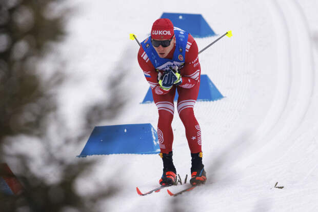 Лыжник Большунов выиграл скиатлон на этапе Кубка России