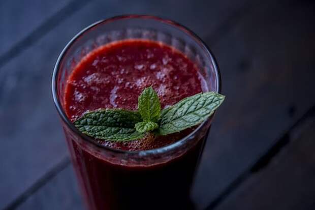 Диетолог Чехонина: почему полезно пить томатный, свекольный и березовый сок