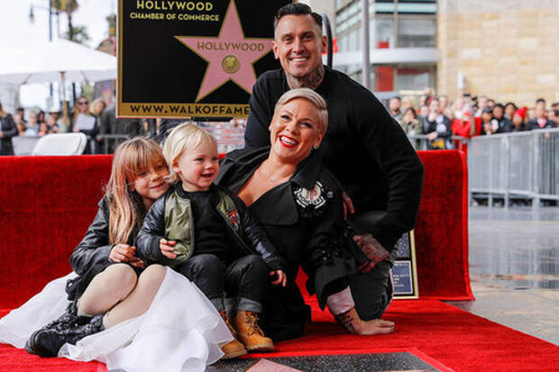 Певица Пинк опровергла сообщения о разводе с мужем Кэри Хартом