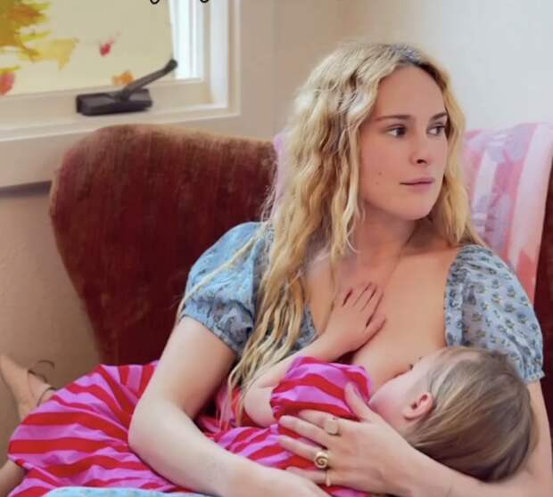 Дочь Брюса Уиллиса призналась, что кормит грудью своего трехлетнего первенца