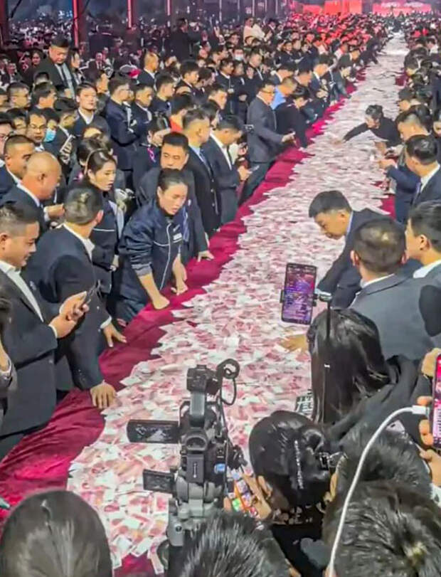 В Китае сотрудникам на корпоративе разрешили разобрать $26 млн наличными