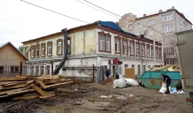 В Оренбурге вынесли на мусорку стенд с фото педагогов музыкальной школы