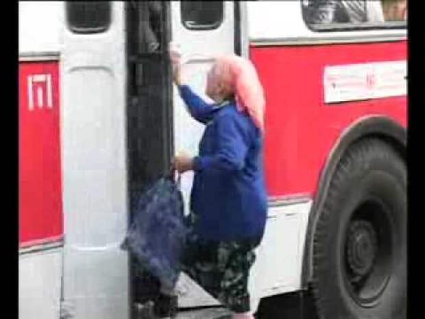 Картинки по запросу бабка догоняет автобус