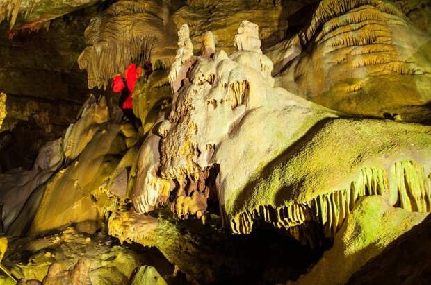 Новоафонская пещера в Абхазии, в которую можно попасть по железной дороге