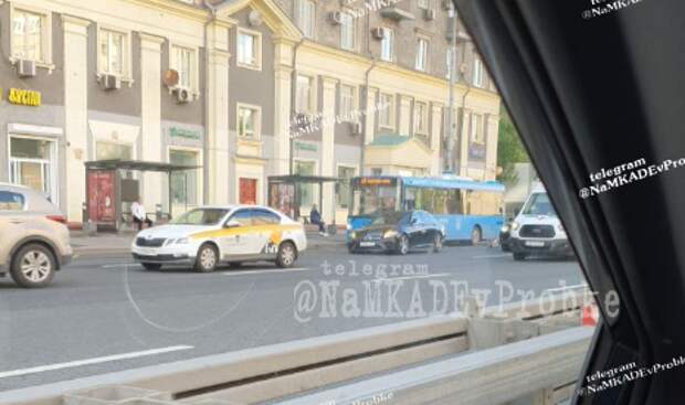 «Мерседес» притеснил электробус на Беговой