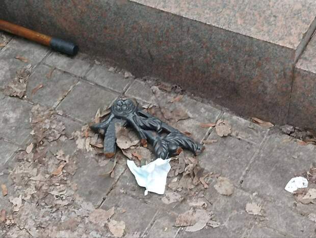 Отломали часть забора на золотом кольце