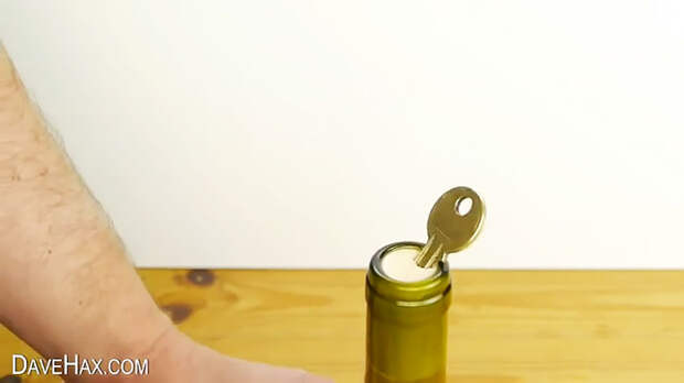 Еще один хитрый способ открыть бутылку без штопора