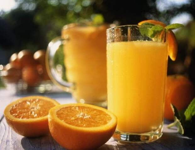 Апельсиновый фреш натощак может привести к гастриту.