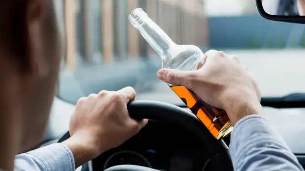 Нарколог посоветовал садиться за руль не ранее, чем через сутки после употребления алкоголя