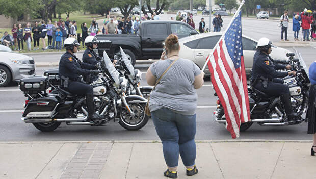 Мотоколонна на улице США во время похорон Барбары Буш