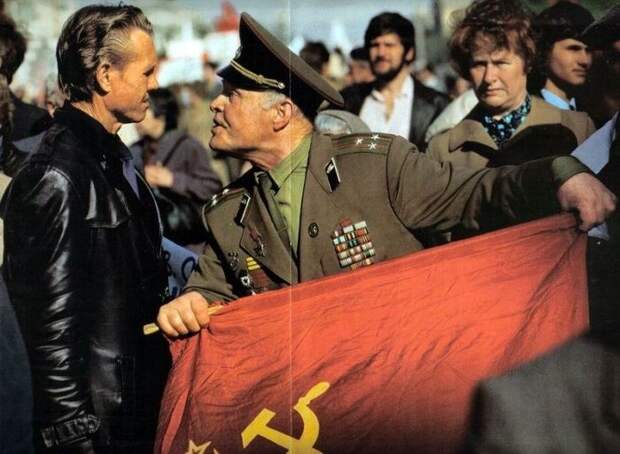 Сторонник советской власти (в военной форме) что–то кричит противнику советской власти, 1990 год, СССР было, история, фото