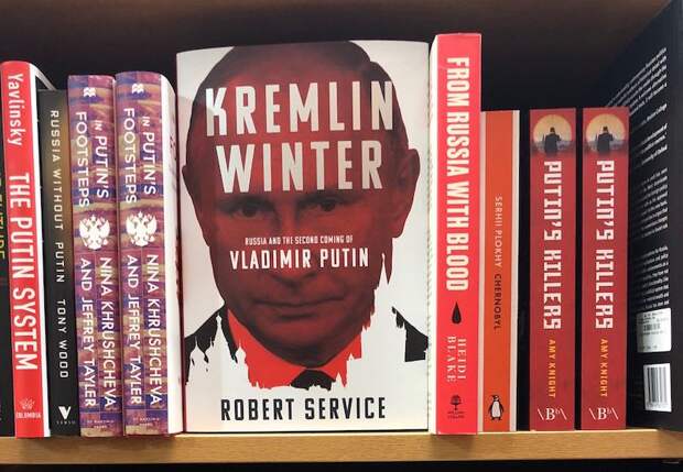 Книги о Путине в парижском магазине английской книги