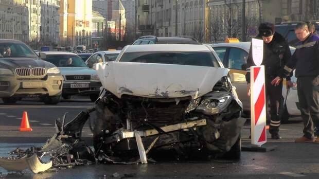 Авария дня. ДТП с участием кареты скорой помощи в Москве авария, авария дня, авто, авто авария, видео, дтп, скорая, спецсигнал