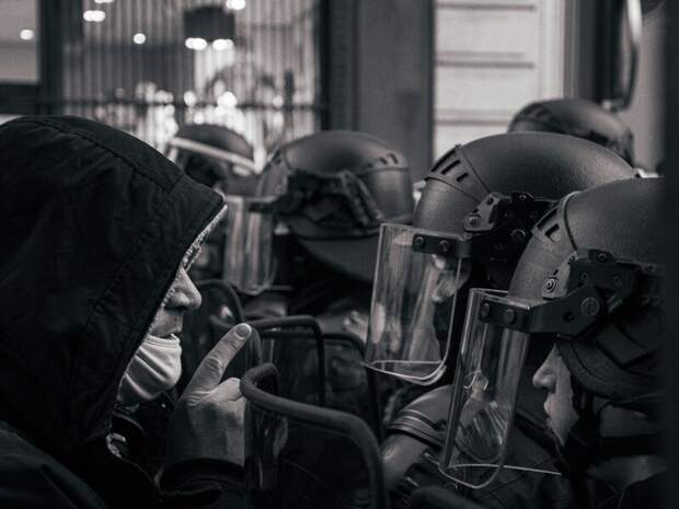 Спецназ полиции жестоко разогнал протестующих против туристов на показе мод Louis Vuitton