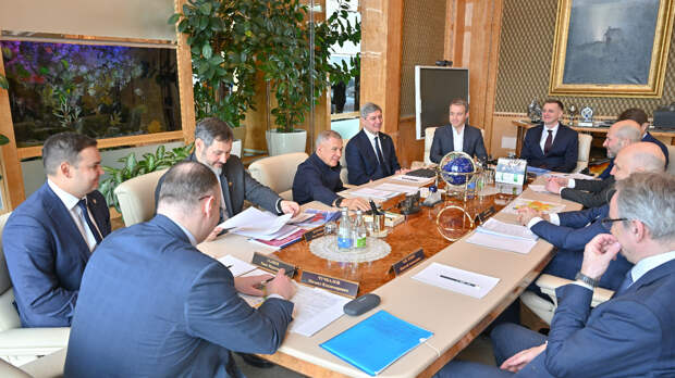 Рустам Минниханов встретился с заместителем председателя правления – начальником Департамента перспективного развития ПАО «Газпром» Олегом Аксютиным