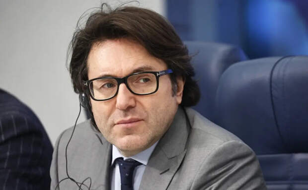 «Ему и так непросто»: Андрей Малахов впервые рассекретил лицо 8-летнего сына