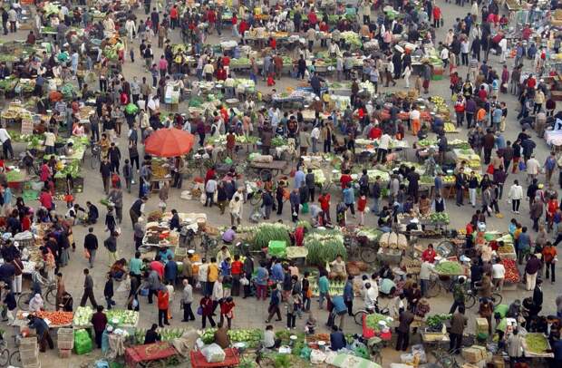 Утренняя овощная ярмарка в Пекине. китай, люди, население