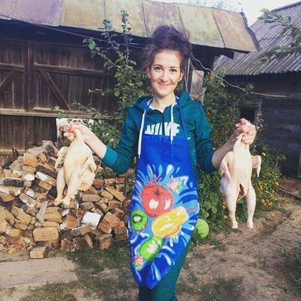 Девушки фотографируются в деревне