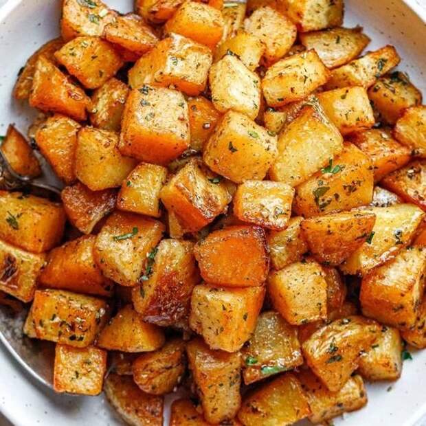 Жареная картошка — это простое в приготовлении блюдо, которое многие начинали готовить еще в подростковом возрасте.-2