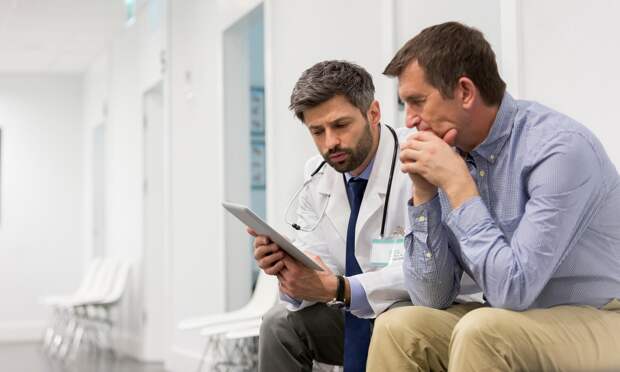 53-летний мужчина начал падать на ровном месте — оказалось, у него болезнь Герига и Хокинга