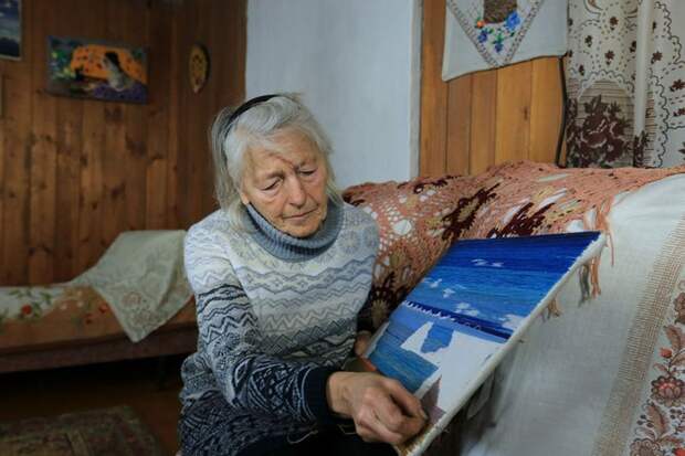 76-летняя сибирячка сама заботится о многочисленной живности и рассекает на коньках по Байкалу