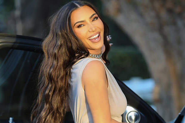 С улыбкой по жизни: счастливая и почти разведенная Ким Кардашьян на прогулке в Лос-Анджелесе