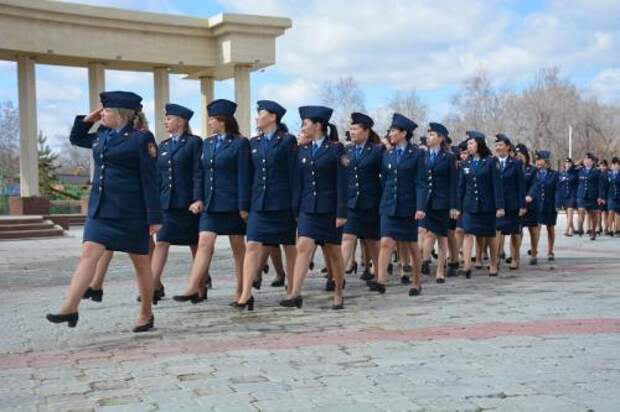 800 полицейских прошли маршем по главной площади Петропавловска