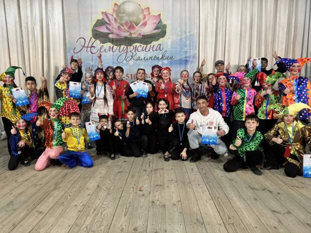 Астраханке подарили жемчужину в хрустале