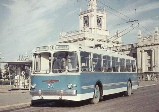 1961, троллейбус ЗИУ-5
