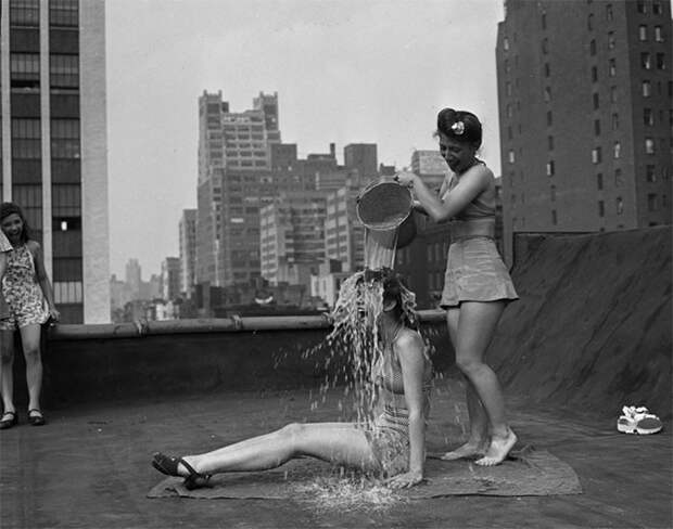 40. Испытание ведром ледяной воды. Ice Bucket Challenge образца 1943 года, Нью-Йорк архивные фотографии, лучшие фото, ретрофото, черно-белые снимки