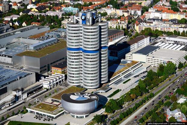Здание на переднем плане — музей BMW