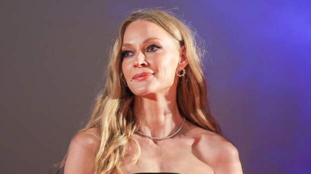 Актриса Светлана Ходченкова снялась в белом платье с жемчугом