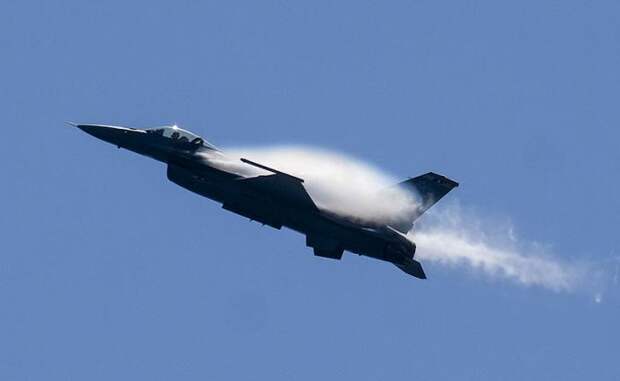 На фото: самолет F-16 Fighting Falcon ВВС США
