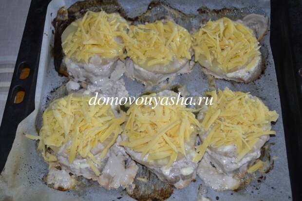 Отбивные из свинины в духовке с ананасами и сыром