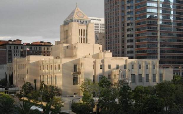 Здание Публичной библиотеки Лос-Анджелеса было построено в 1926 году (США).
