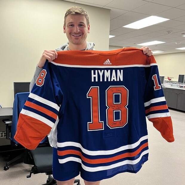 Игрок НХЛ Зак Хайман подарил Шакилу О’Нилу джерси с автографом и клюшку