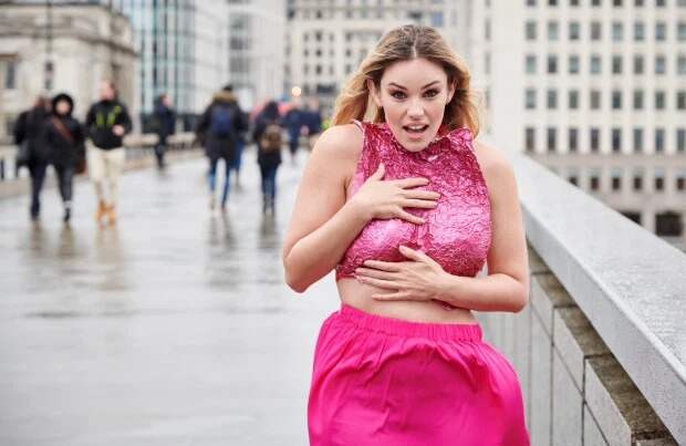 Девушка-конфетка: модель прогулялась по Лондону в пикантном топе из фольги, как у Зендаи