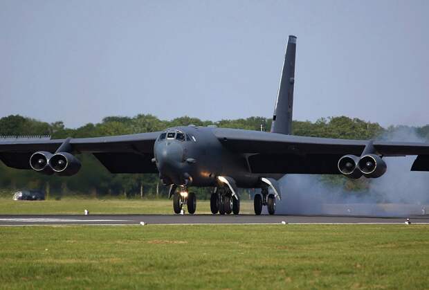 Стратегический бомбардировщик B-52H ВВС США. Источник изображения: https://iz.ru/