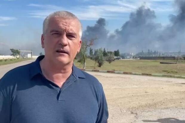 Глава Крыма Сергей Аксенов в Новофедоровке. За его спиной - военная база.