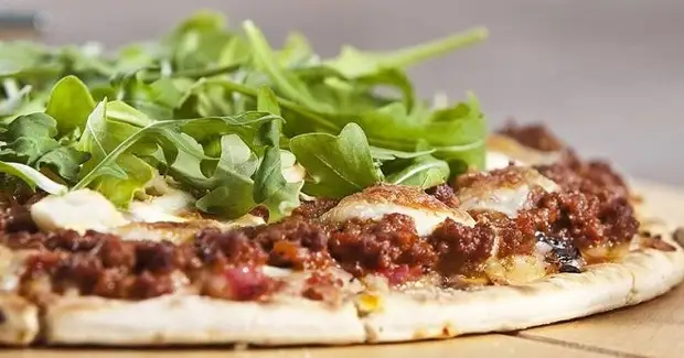 Пицца с помидорами и сыром моцарелла