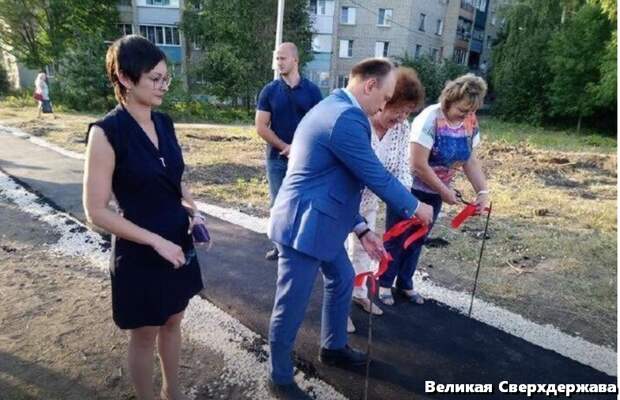 На соседней фотографии вы можете увидеть этот же тротуар через неделю.