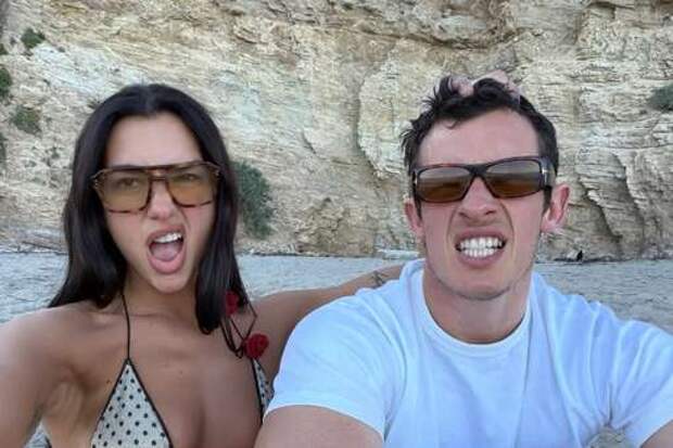 Певица Дуа Липа в купальнике снялась на пляже с женихом