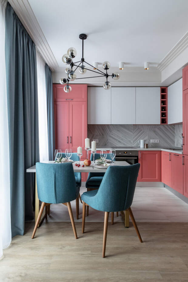 кухня с розовыми фасадами: дизайн