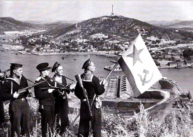 На фото: моряки Тихоокеанского флота водружают флаг ВМС СССР над бухтой Порт-Артура, 25 августа 1945 года.