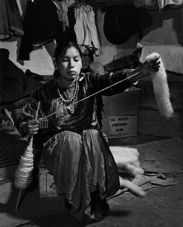 Девушка Навахо прядёт. Ганадо Аризона, 1948 индейцы, история, навахо, фотография