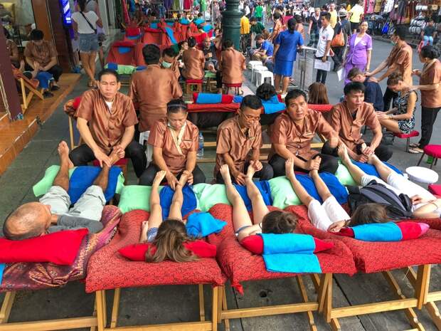 Знаменитые тайские массажисты пользуются успехом у туристов. Массаж различных частей тела проводится прям под открытым небом. 