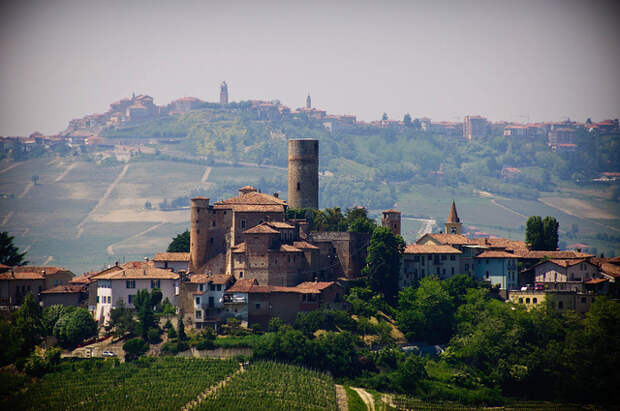 https://travelitaliablog.files.wordpress.com/2012/10/alba-piedmont-italy.jpg